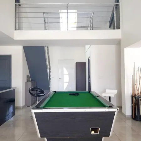 Villa De 5 Chambres Avec Piscine Privee Jacuzzi Et Jardin Clos A Bernay Villa *