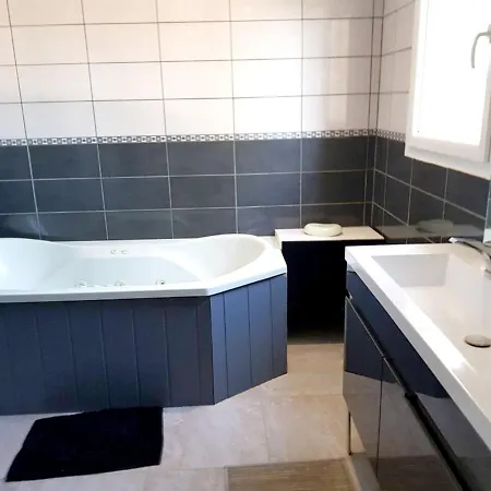 Villa De 5 Chambres Avec Piscine Privee Jacuzzi Et Jardin Clos A Bernay Villa *